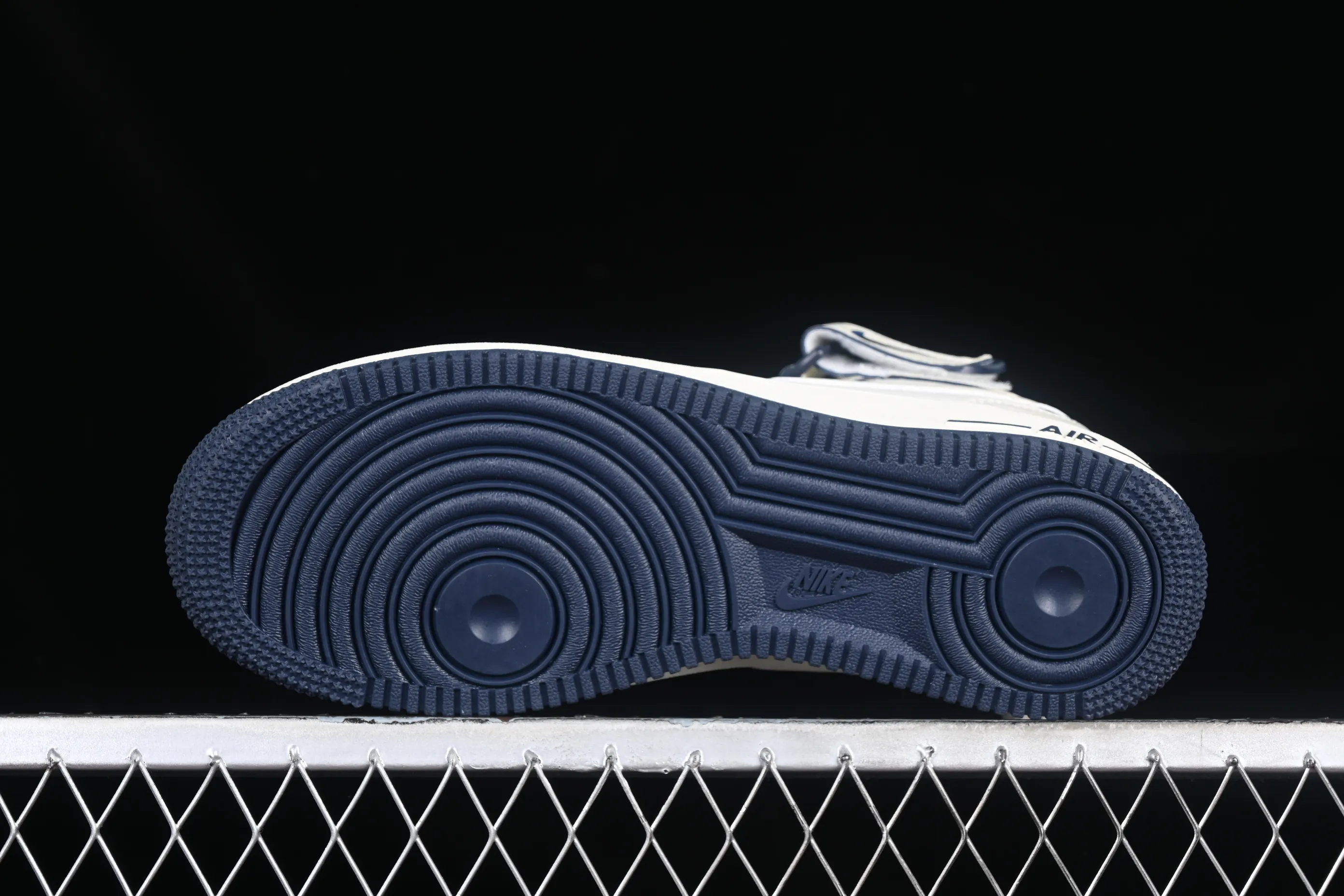 All categories Nk Air Force 1 Air Force series Nk Air Force 1 Mid Air Force mid-top Nk Air Force 1'07 Mid dark blue pearlescent small hook Air Force One mid-top casual sneakers SG2356-801